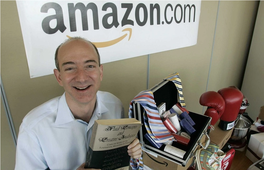 Jeff Besos sosteniendo un libro durante lo que parece los primeros días de Amazon